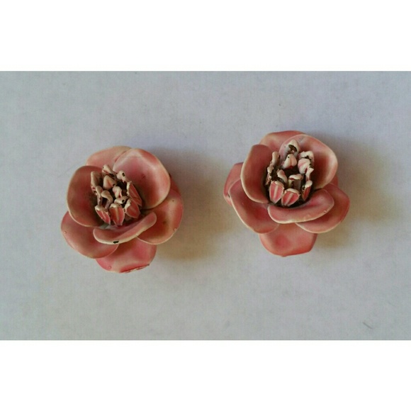 HTF Vintage Vendome 3D flower clip on earrings - Picture 3 of 6